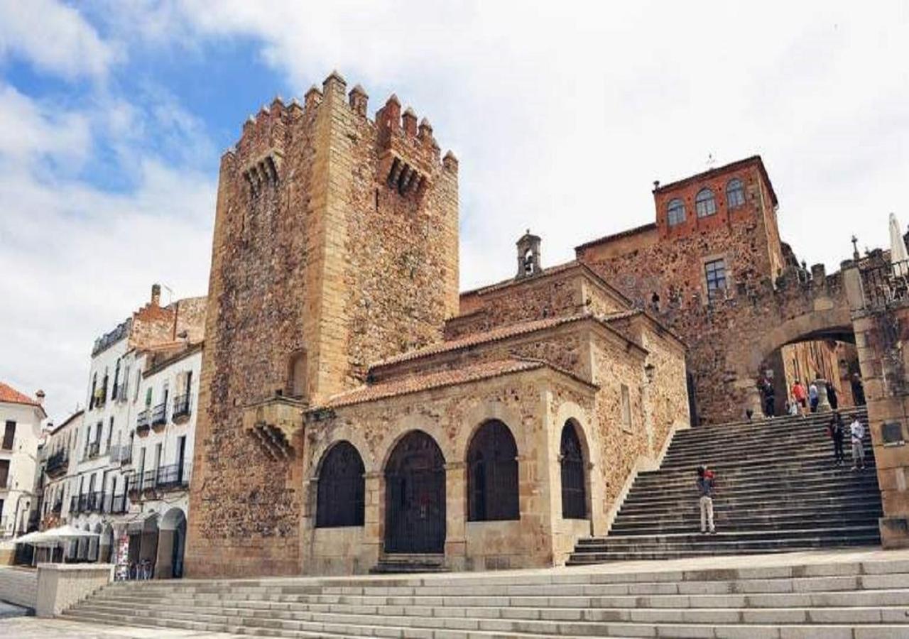 Apartamento Turistico Muralla De Caceres Exterior photo